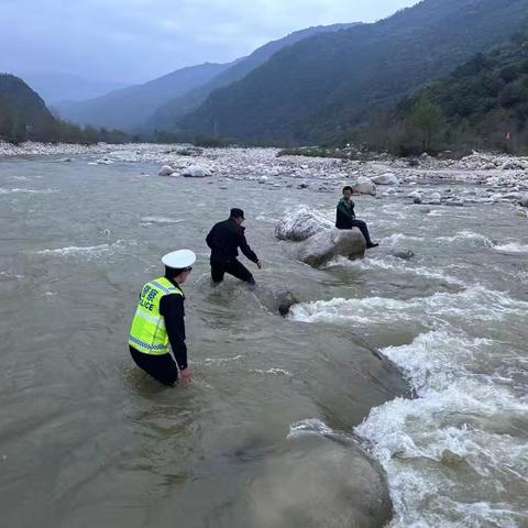 【国庆我在岗，平安我守护】“别动，我们马上过来。”太白公安民警成功营救被困男孩