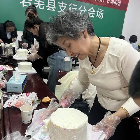 若羌县支行举办“人间三月天  农情女神节”贵宾客户答谢暨消保宣传活动