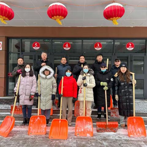 瑞雪纷飞满校园，清雪除冰保平安——宣化区建国街小学校园除雪在行动