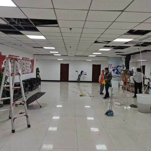 铁西支行办公室（综合管理部）对办公楼漏雨进行维修