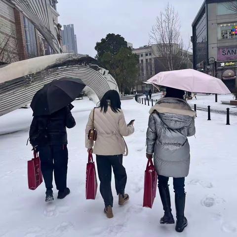 新华饭店支行冻雪天气上门批量启用社保卡