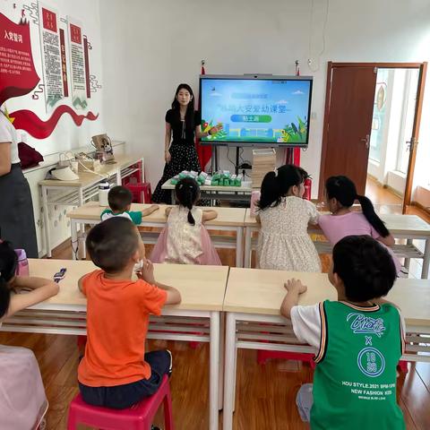 【爱上电子城 幸福过日子】小粘土 大世界——太白南路社区开展暑期大安爱幼课堂之粘土画