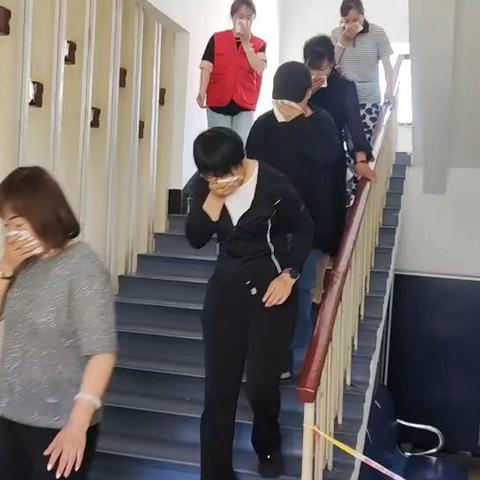 人人讲安全 个个会应急 连心社区开展消防演习活动