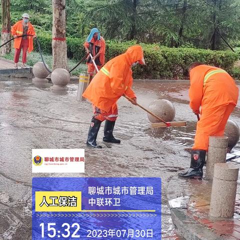 暴雨来袭--致敬“冒雨作业的环卫人”！