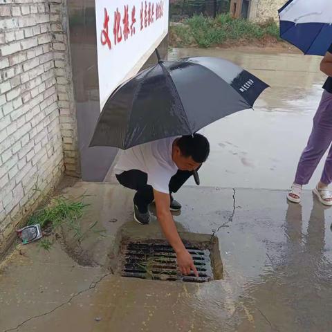 雨中守护显担当 筑牢防汛“安全墙”