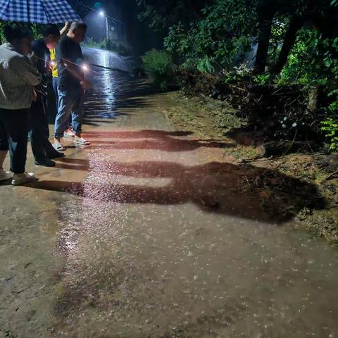 一线坚守 筑牢汛期安全防线