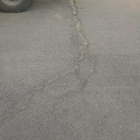 修补破损道路 守护村民安全