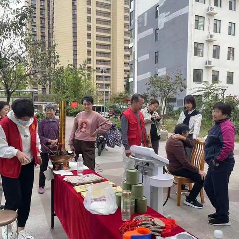 传承中医文化 ，打造玉健品牌 ，今天我们非遗姚家膏药 ，进社区活动走进商城社区。