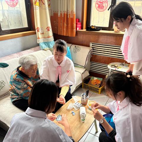 “窗帘行动”暖人心！医生入户问诊，守护老人健康