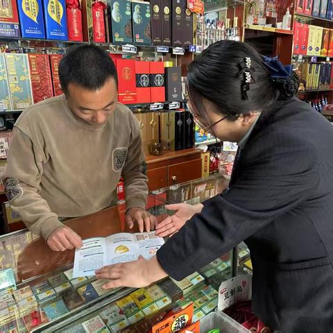 西宁洪水桥支行走进商户，开展不拒收人民币及货币鉴别宣传活动