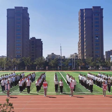 [乘风破浪会有时，教师“亮剑”展风采]---庐山路小学教师队列队形比赛