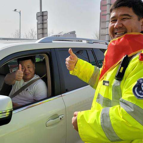 和硕收费站：“元宵佳节送汤圆  真情温暖赶路人”