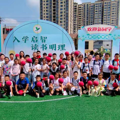 翻过十月的金色, 谱写十一月新章。 ——四三班十一月美篇