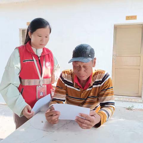 三家镇居侯村网格员开展扫黑除恶宣传工作