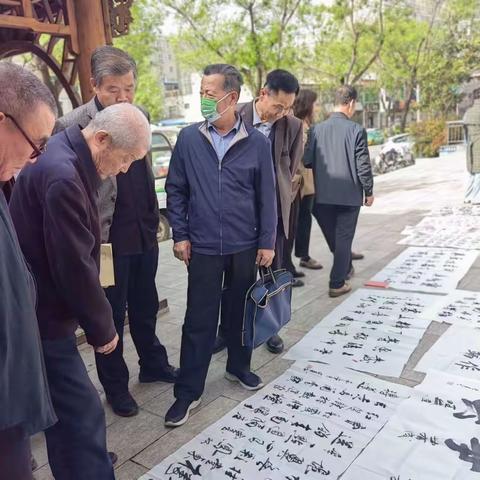 四月十六日，是北关书画分会活动的日子，活动主要内容： 一，认真点评大家带来的作品。 二，闫根福老师作孙过庭书谱讲座。. 三，周燕江会长就今后书法理论学习，临帖及下一月活动内容作了安排。