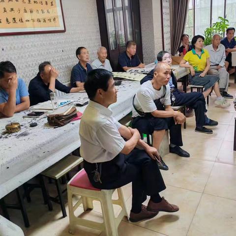 六月十六日上午，是北关分会活动的日子。为了提高大家的书法艺术水平，特邀请邵文龙会长给大家传授临帖知识。邵会长深入简出，理论与示范相结合，大家受益匪浅。 地点在邵文龙书法工作室。下边是活动剪影：