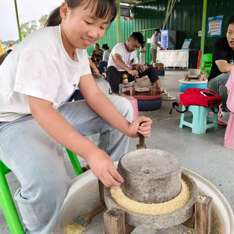 大家好，我是五（9）班的张钰淇，欢迎大家观看我的五上成长档案