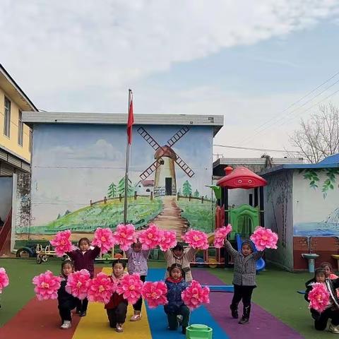 新城幼儿园，祝宝宝身体壮壮，学习棒棒! 希望每个宝宝天天都能像花儿一样开放，像阳光一样灿烂!健康快乐的度过每一天!