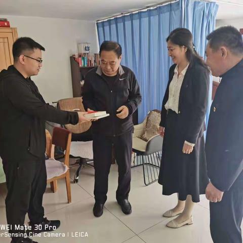 沙河市市政维护中心支部委员会开展“关心退休老党员、送党章、送党徽、送学上门、送书到家”活动