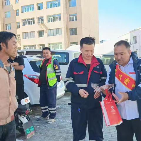 华夏银行包头民主路支行关于“现金支付更便利  使用现金更安全”的宣传活动