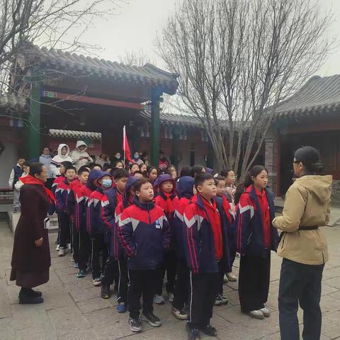 缅怀总理光辉事迹 感受总理朴实情怀 ——滨城一小五（1）中队开展红色主题教育活动