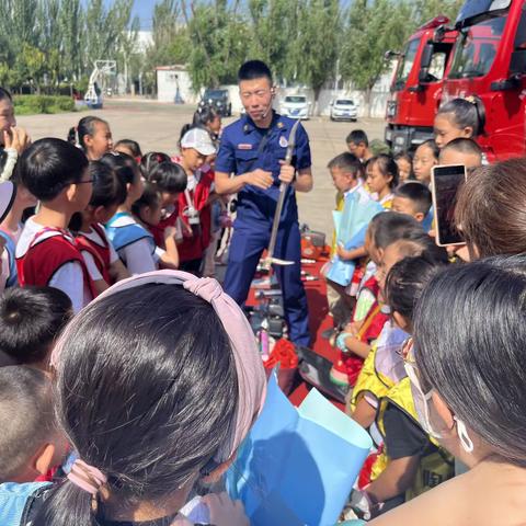 致敬“火焰蓝” 走进消防队——德鸿星际幼儿园参观消防队邀请函