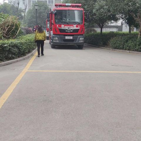 ​ ​忠县消防大队在皇华三千里小区开展实战化演练，筑牢安全“防火墙”