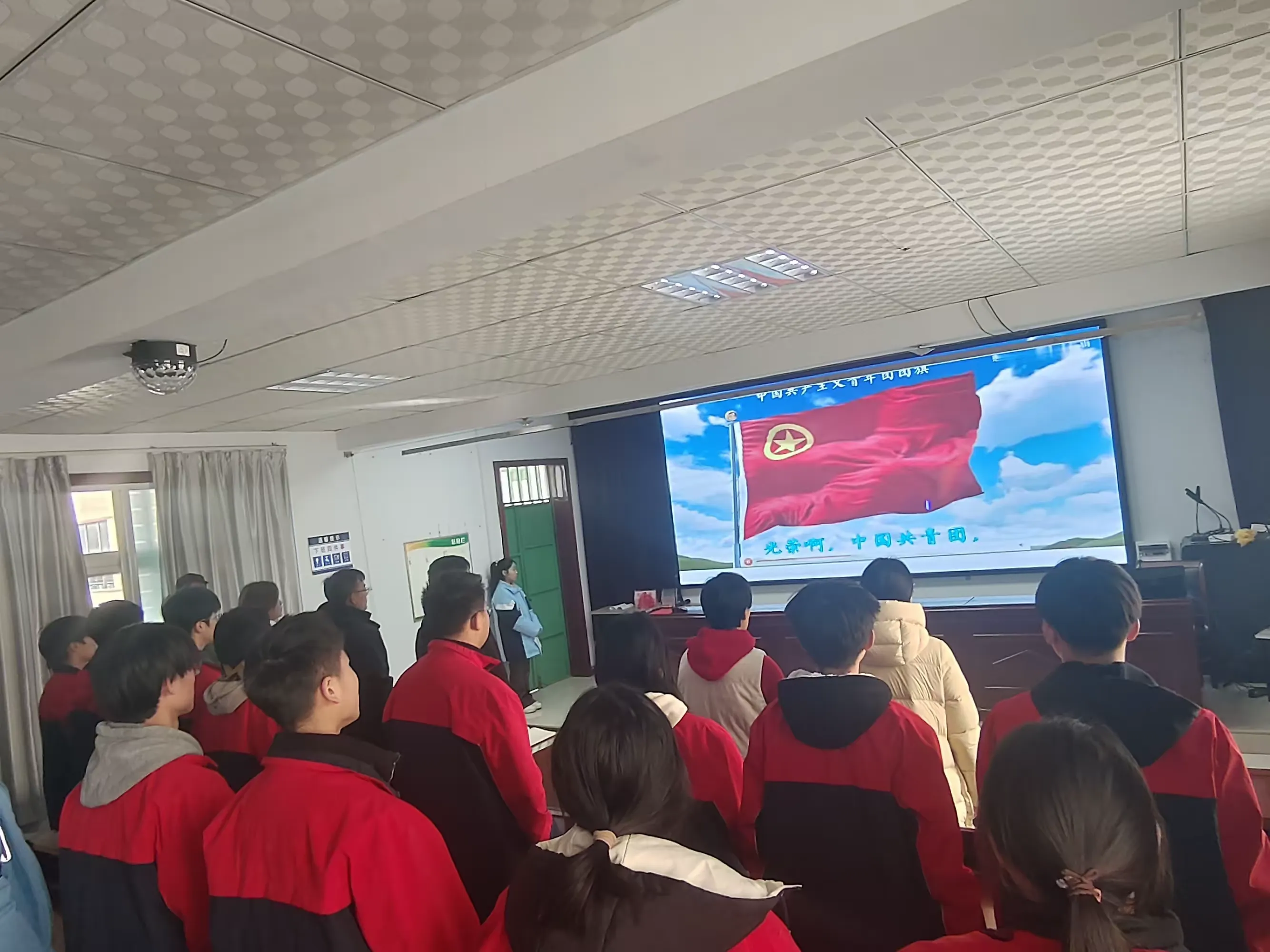 简篇-〔魅力实东〕喜迎入团会,青春展风采——伊川县实验中学东校区新团员入团宣誓仪式