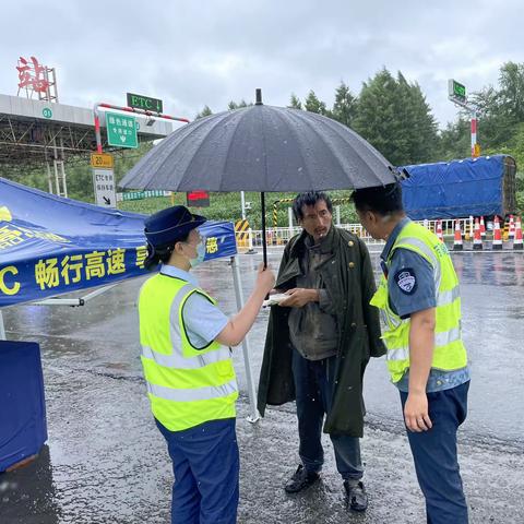 雨天送温暖，救助流浪汉