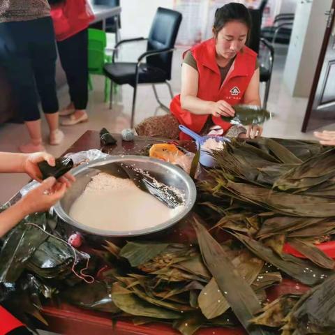 粥店街道董家庄村端午节“送温暖”活动