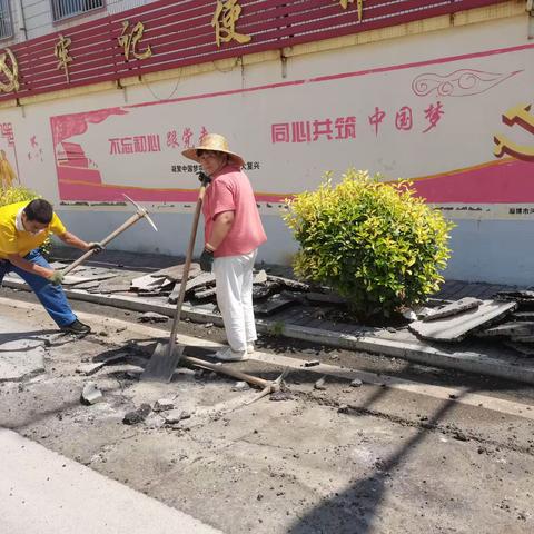 网格员为民解忧 修缮破损路面