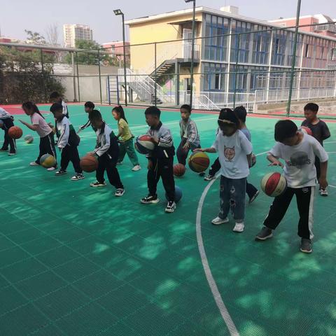 “篮”不住的精彩——二年级篮球社团1