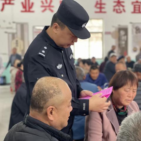 佳节送法 • 情暖重阳  洽川派出所开展重阳节防诈骗宣传活动