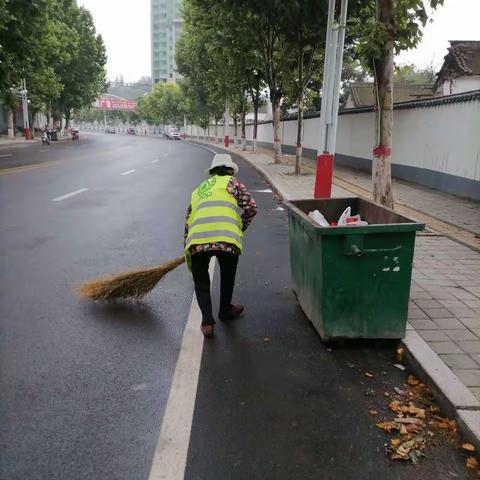 雨后环卫精细化作业“不打烊”
