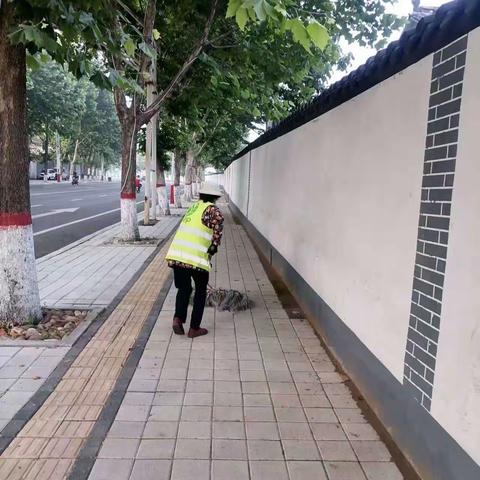 炎炎夏日，环卫工人的坚守