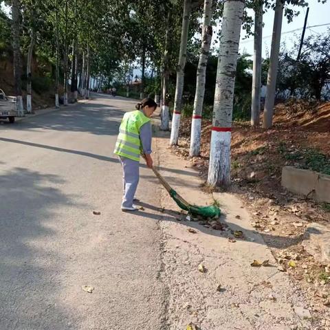 端午假期，环卫工人坚守岗位与烈日同行