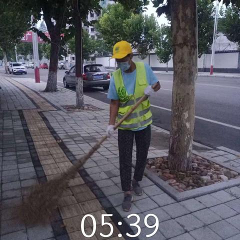 夏去秋来，环卫保洁作业不停歇