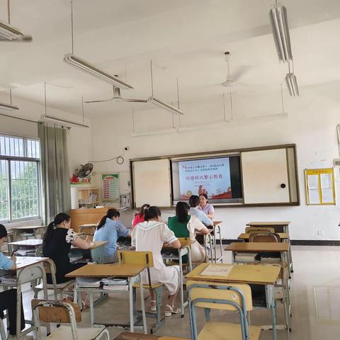 八塘街道学山小学教师学习《教育部公开曝光第十二批7起违反教师职业行为典型案例》