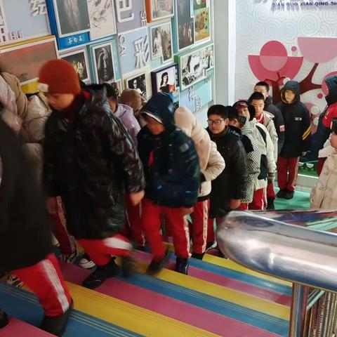 小学生走进青少年活动中心体验活动