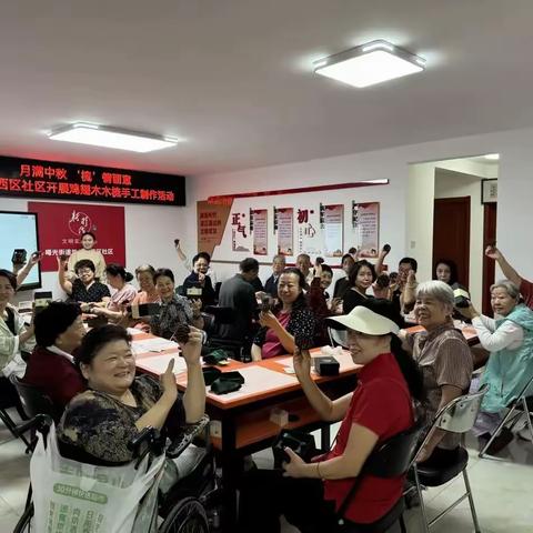 月满中秋 ‘梳’情画意 世纪城西区社区开展鸡翅木木梳制作活动