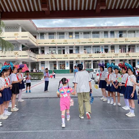 长桥中心小学举行“幸福手拉手 梦想齐飞扬”开学典礼