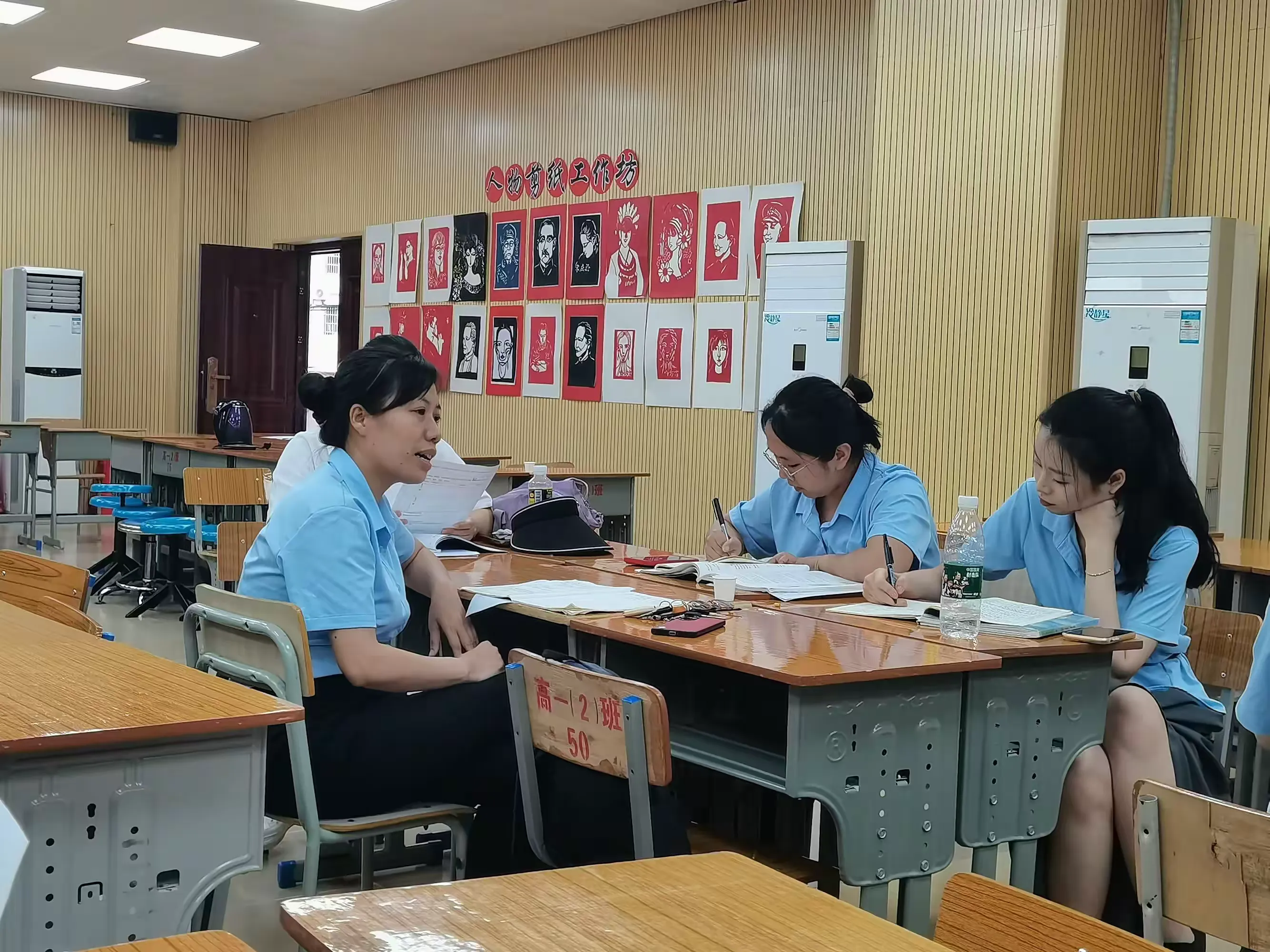 简篇-"纸上得来终觉浅,绝知此事要躬行"——记海口四中高中部“风采杯”化学组教学研讨活动