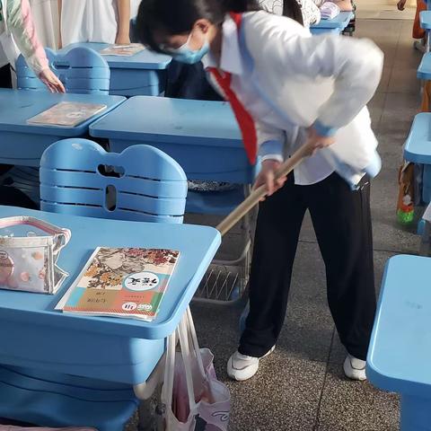 做最优秀的班级小主人