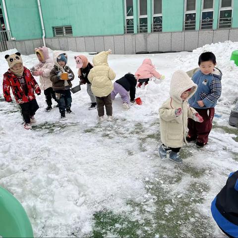 “雪中玩 雪中趣”通辽经济技术开发区二号村幼儿园户外玩雪活动