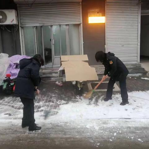 城管积极清扫积雪 确保安全出行