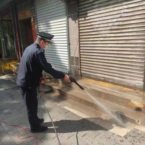 开展“洗城降尘”专项整治行动