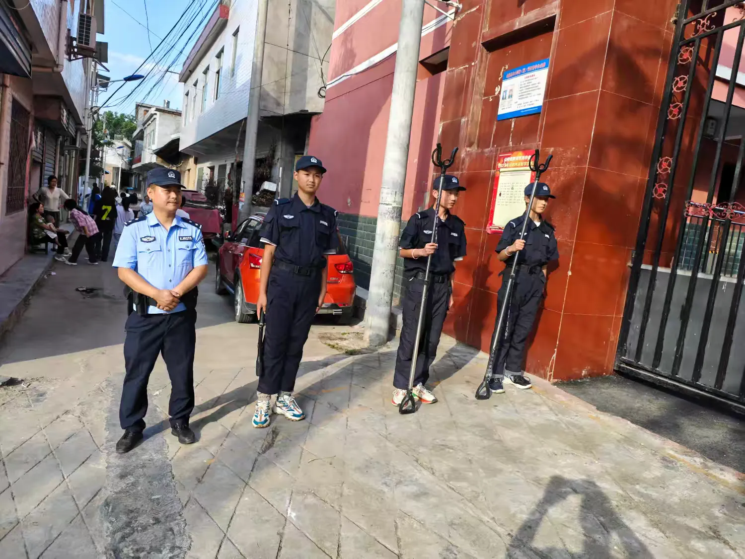 简篇-山阳县色河铺镇九年制学校少年警队在行动