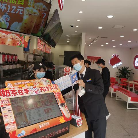 中原银行驻马店广场支行开展“整治拒收人民币现金”宣传活动