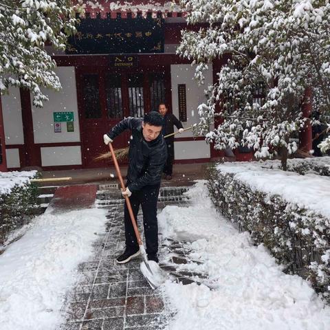 【临潼文化和旅游体育局】西安市临潼区扁鹊纪念馆清扫积雪创造良好旅游环境