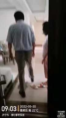 5月20日8：50业主委员会徐主任代表社区武书携一号楼楼长衡老师及物业人员对一号楼业主走访安抚慰问！